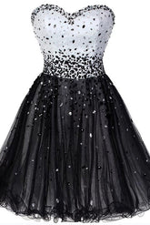Weißes und schwarzes trägerloses Party- und Heimkehrkleid mit Perlen